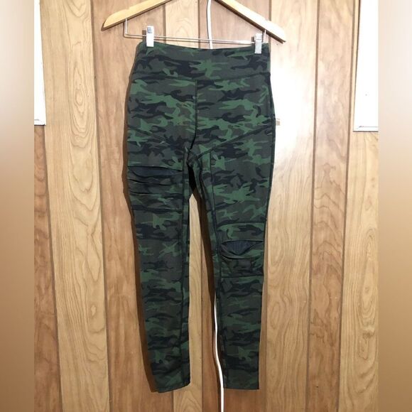 Jessica Simpsons The Warmup leggings. Camo. Size Medium. RN 146919. - Picture 1 of 5